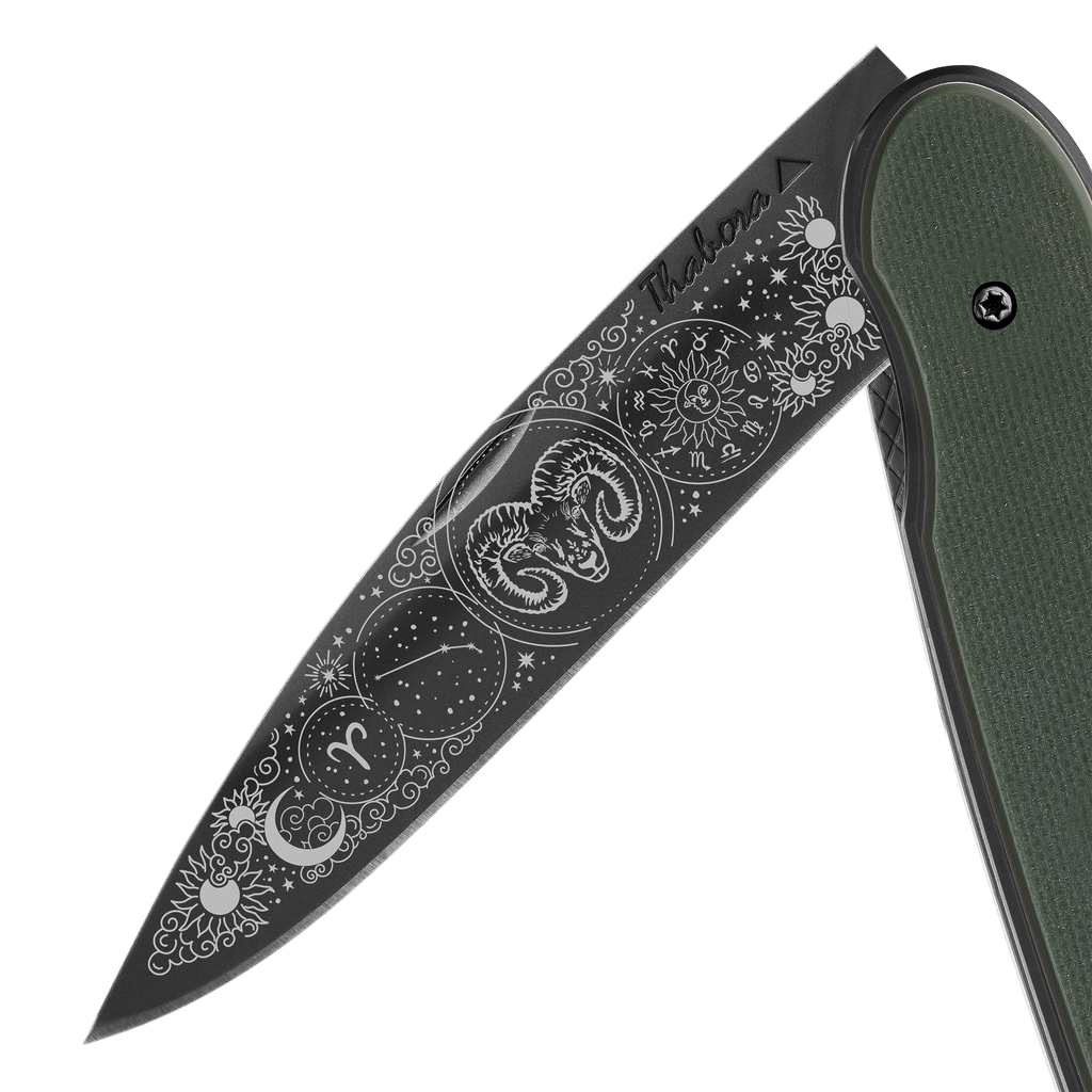 Couteau acier finition titane noir plaquette pleine bois foncé motif «zodiaque scorpion»
