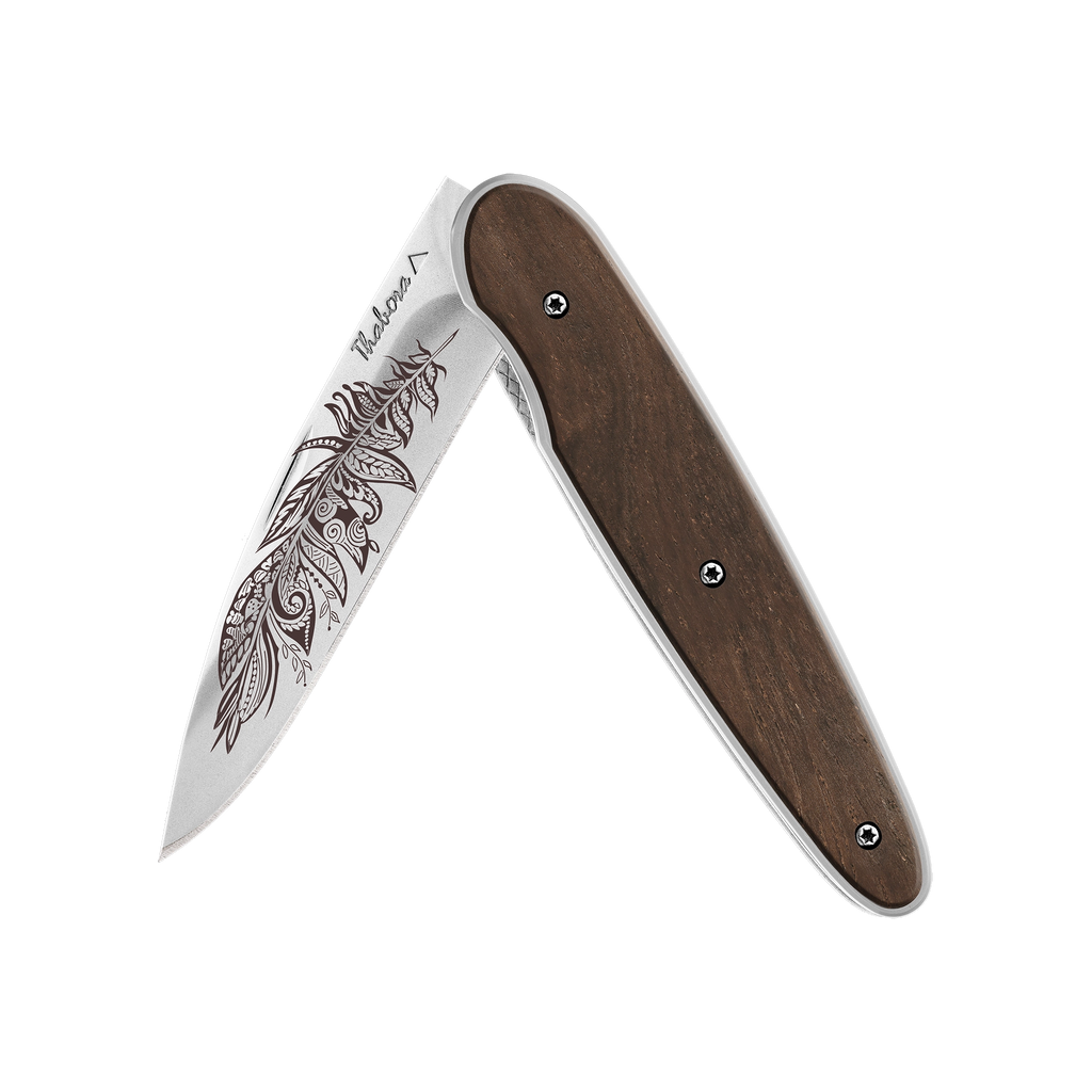 Couteau acier finition titane gris plaquette ajourée bois foncé motif «requin»