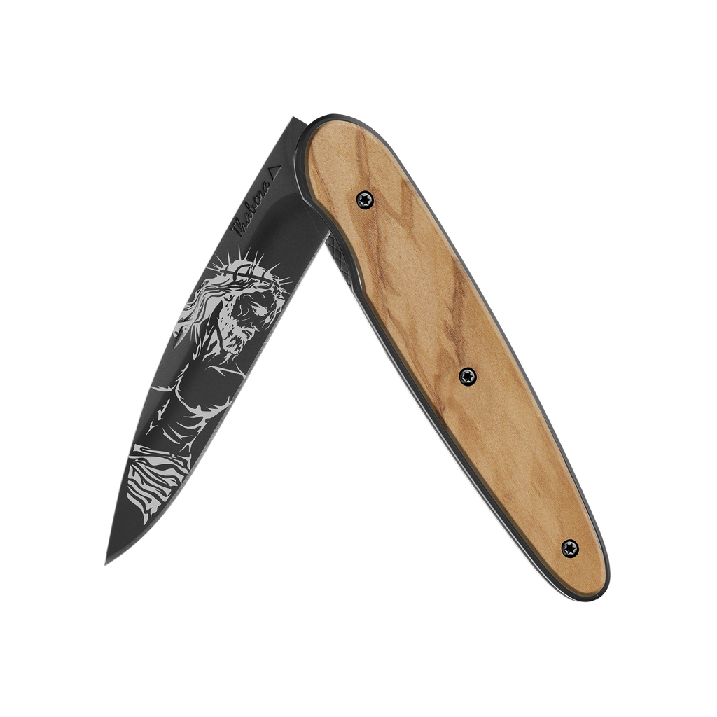 Couteau acier finition titane noir plaquette ajourée bois foncé motif «polynésien»