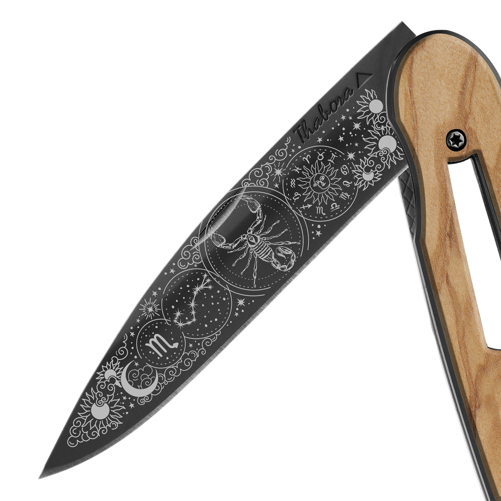 Couteau acier finition brillante plaquette centrale résine g10 kaki motif «zodiaque cancer»