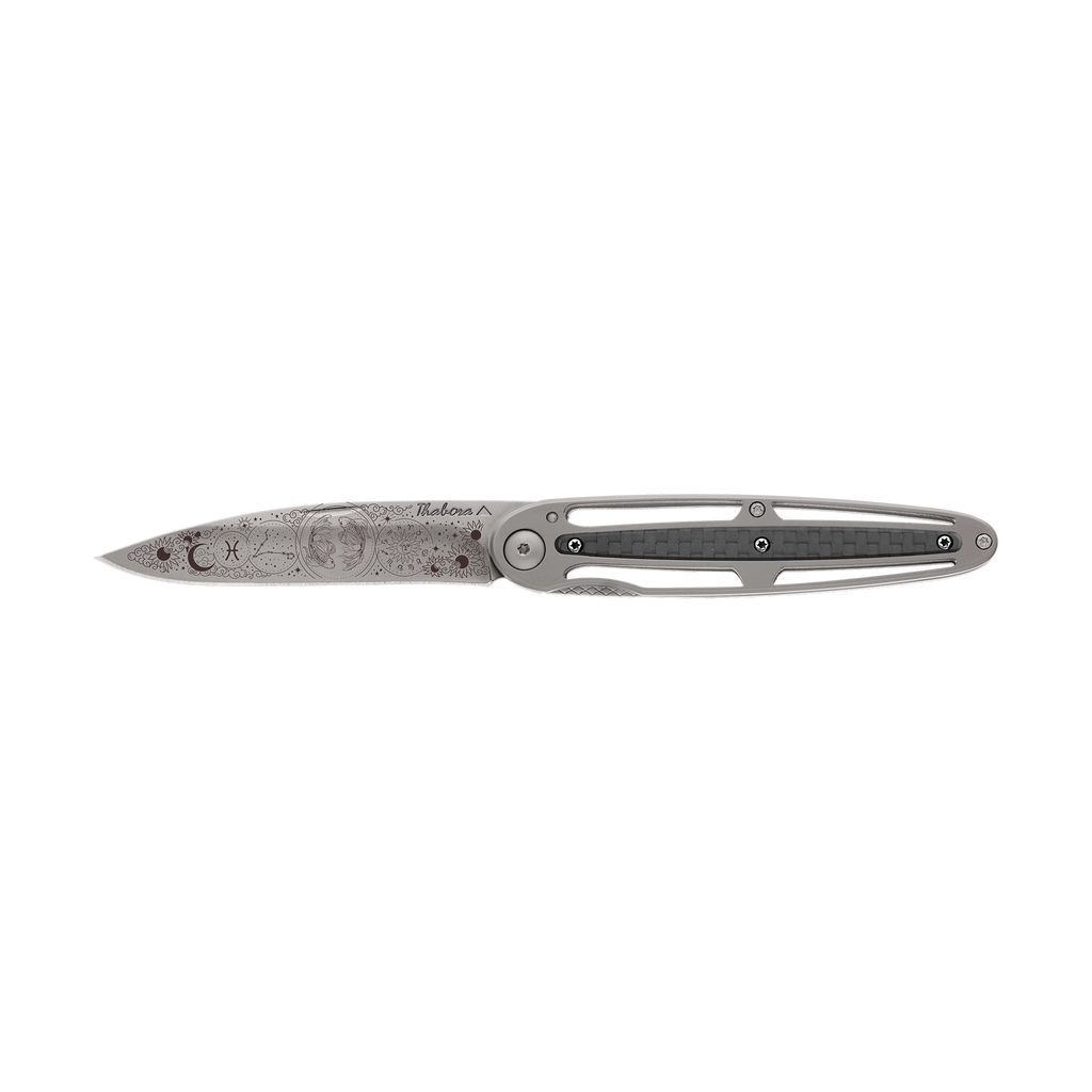 Couteau acier finition titane gris plaquette ajourée bois clair motif «zodiaque gémeaux»