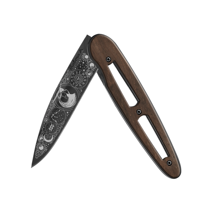 Couteau acier finition titane noir plaquette ajourée bois foncé motif «zodiaque verseau»