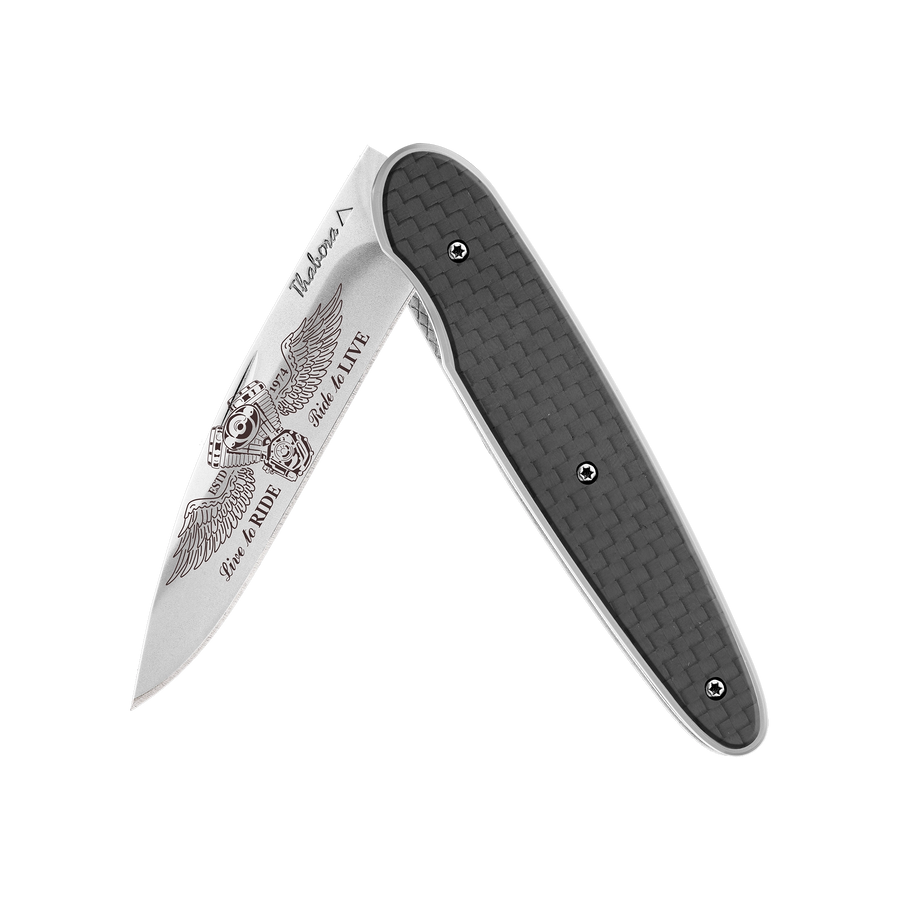 Couteau acier finition brillante plaquette pleine carbone motif «biker ailes»
