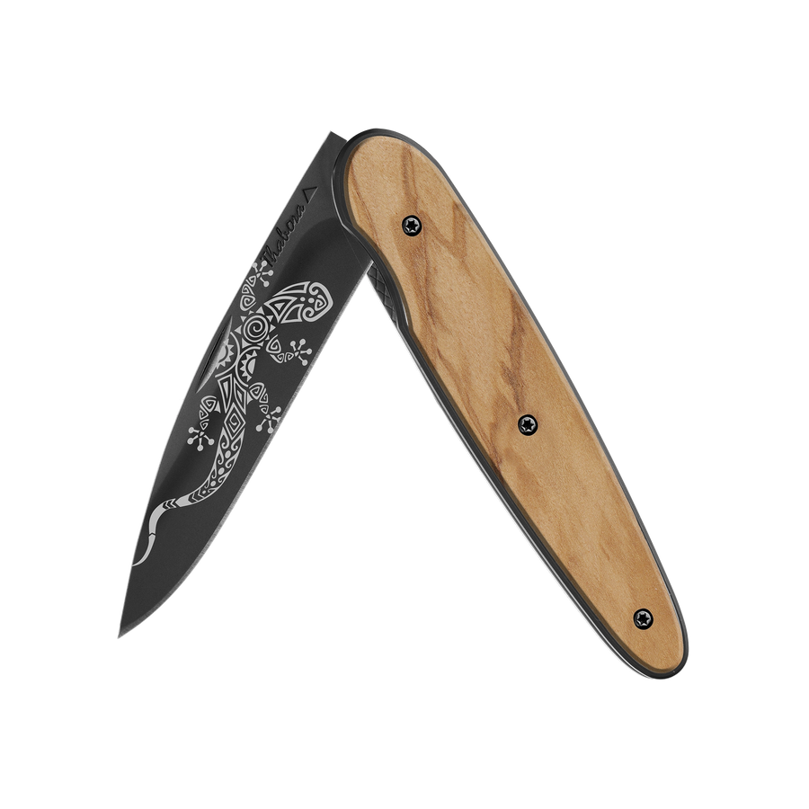 Couteau acier finition titane noir plaquette pleine bois clair motif «salamandre tribale»