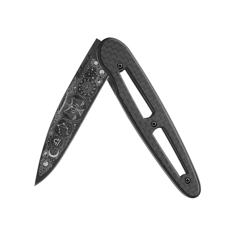 Couteau acier finition titane noir plaquette ajourée carbone motif «zodiaque balance»