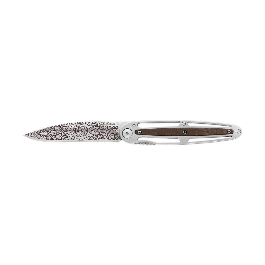 Couteau acier finition brillante plaquette centrale bois foncé motif «tiki»