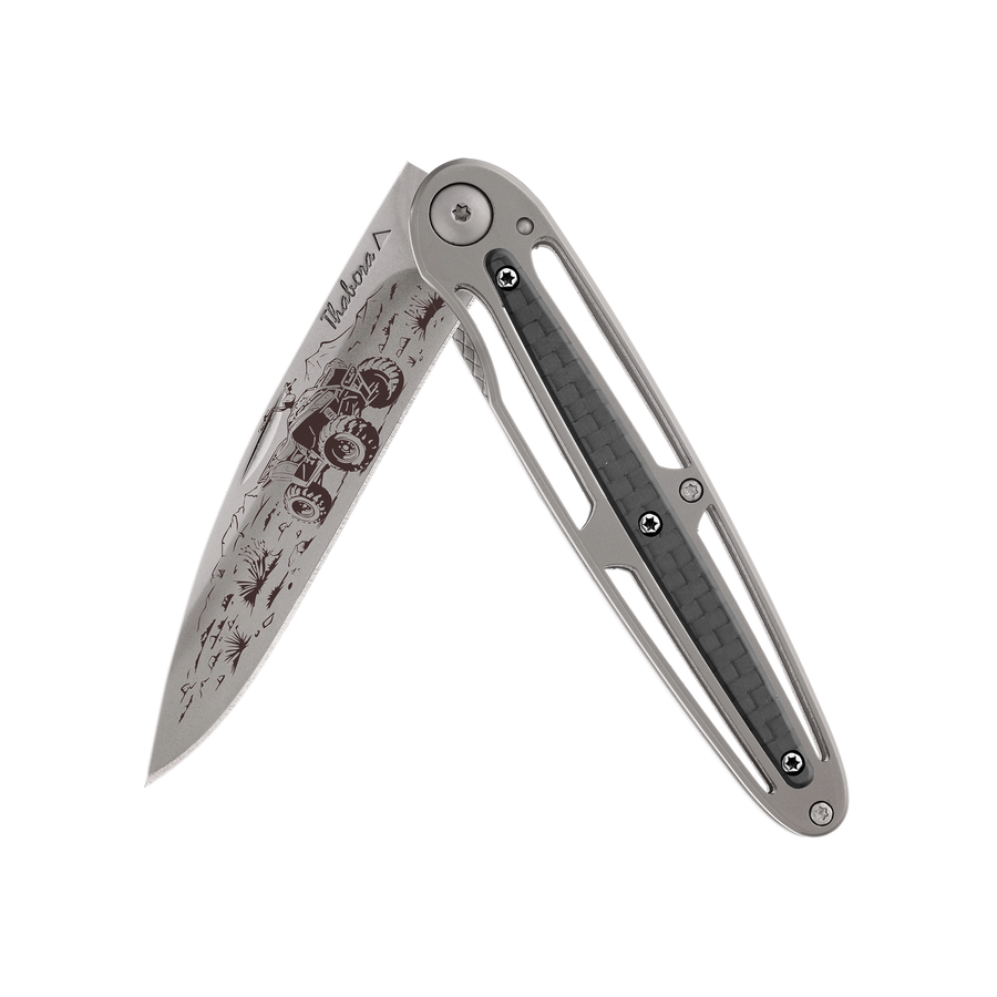 Couteau acier finition titane gris plaquette centrale carbone motif «quad»