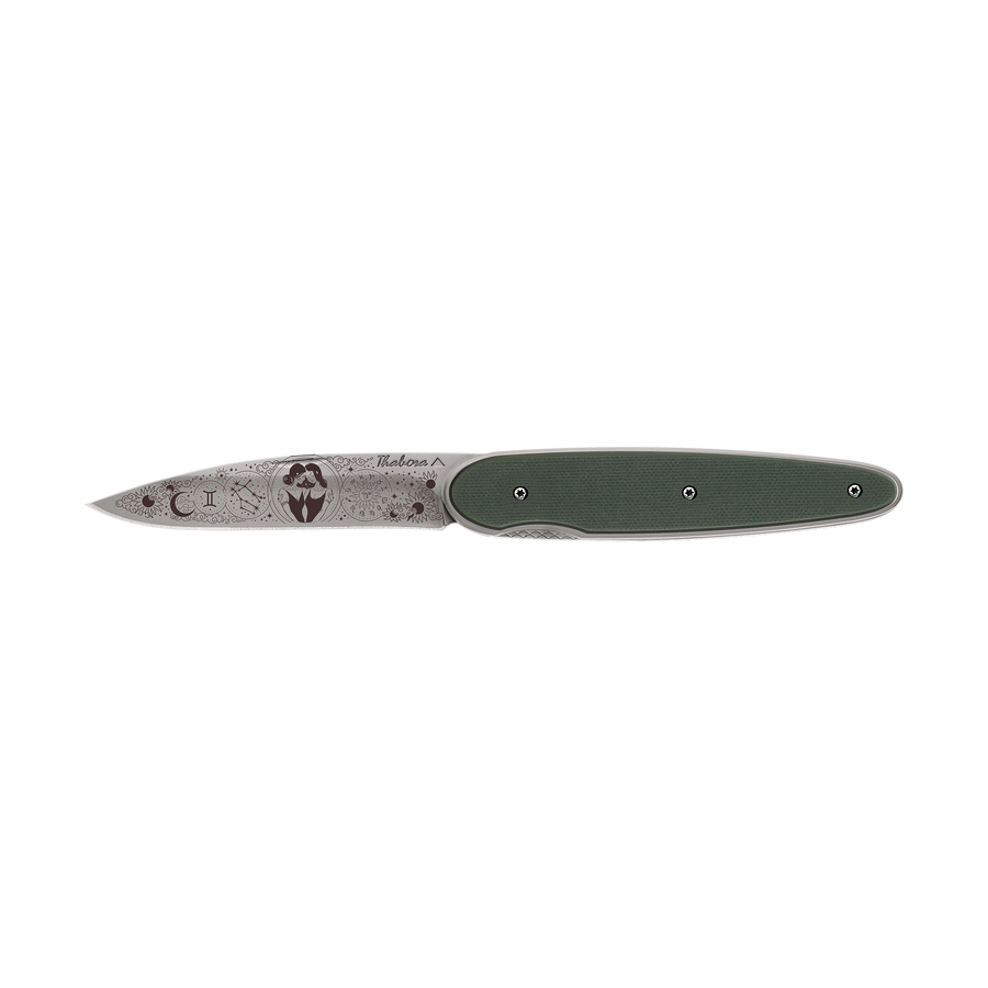 Couteau acier finition titane gris plaquette pleine résine g10 kaki motif «zodiaque gémeaux»