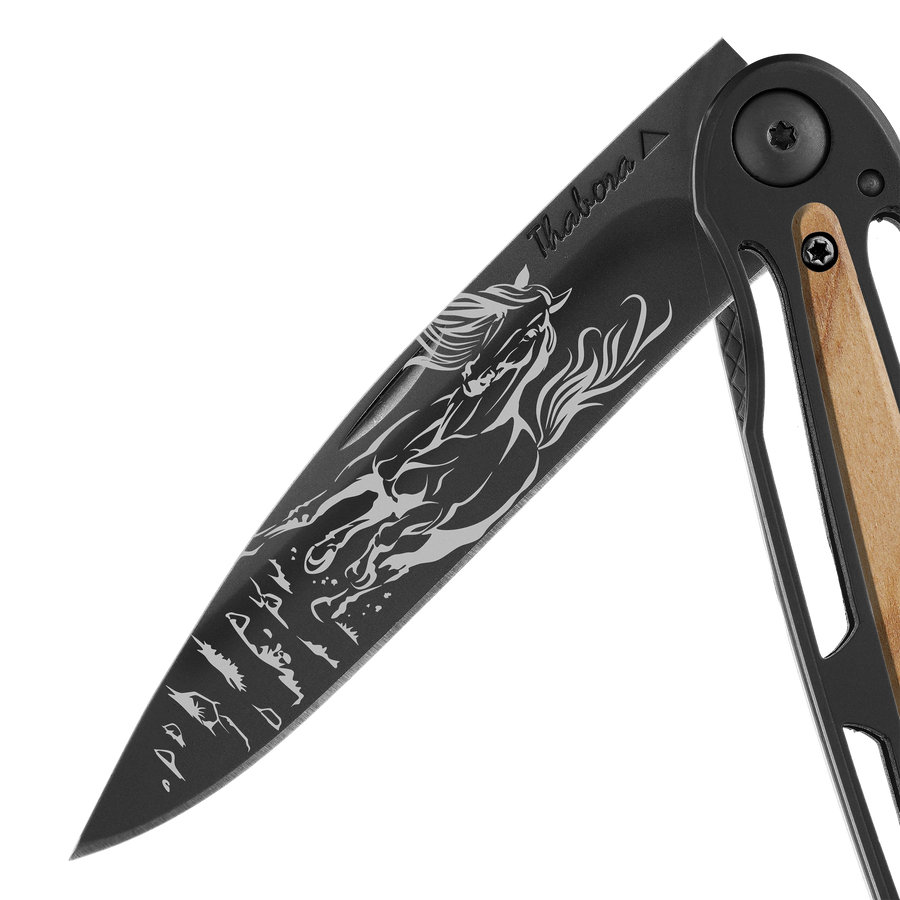 Couteau acier finition titane noir plaquette centrale bois clair motif «cheval»