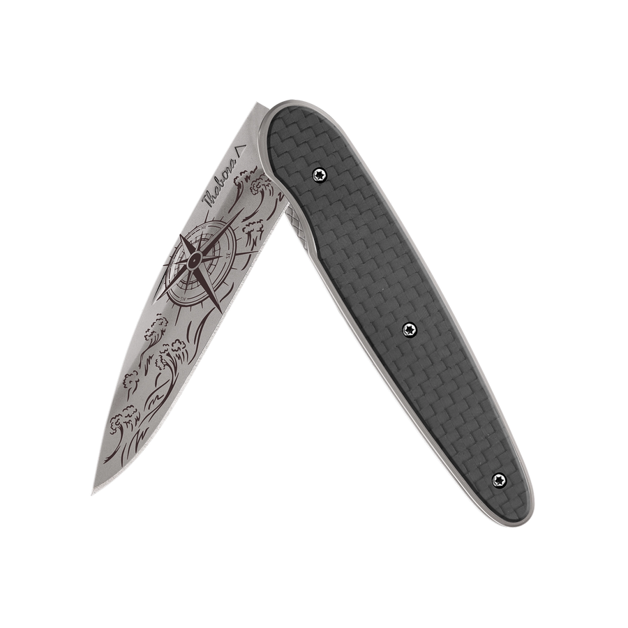 Couteau acier finition titane gris plaquette pleine carbone motif «navigation»