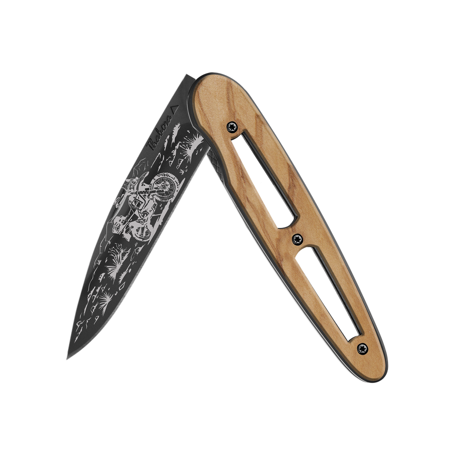 Couteau acier finition titane noir plaquette ajourée bois clair motif «trail»