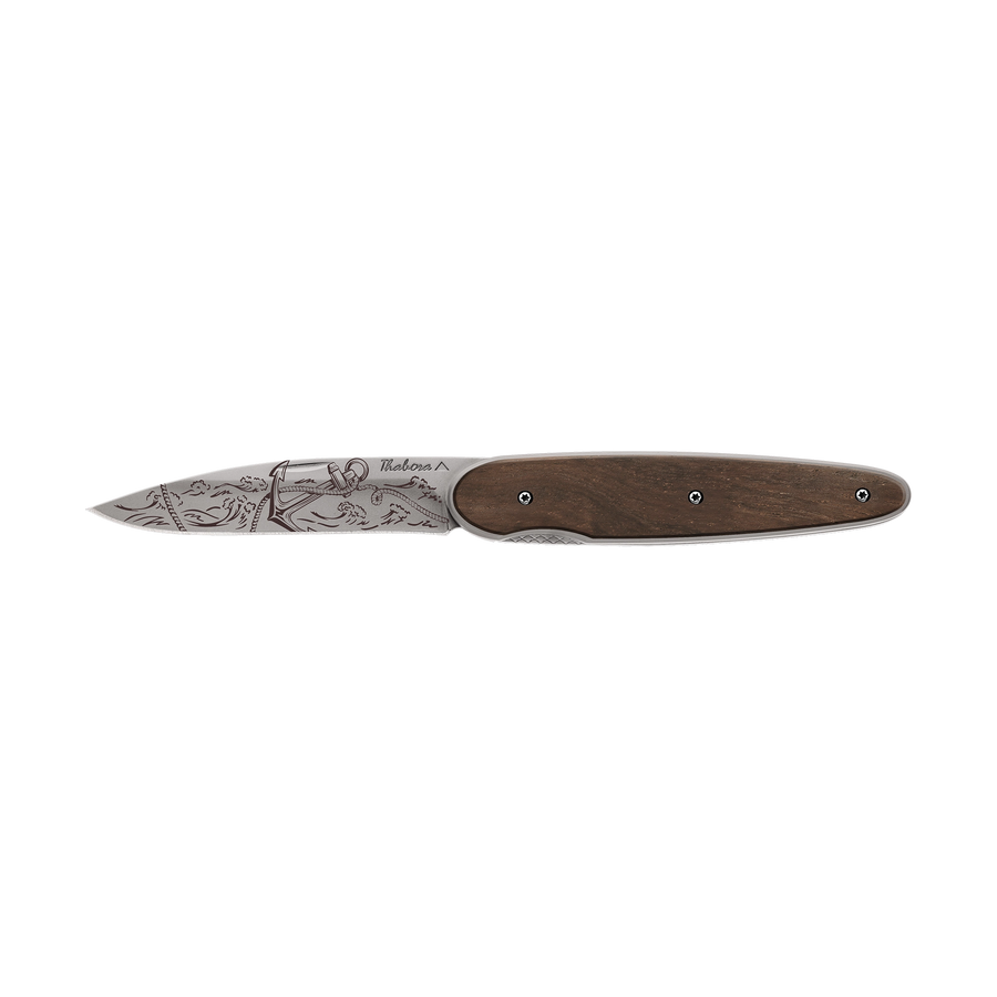 Couteau acier finition titane gris plaquette pleine bois foncé motif «ancre»