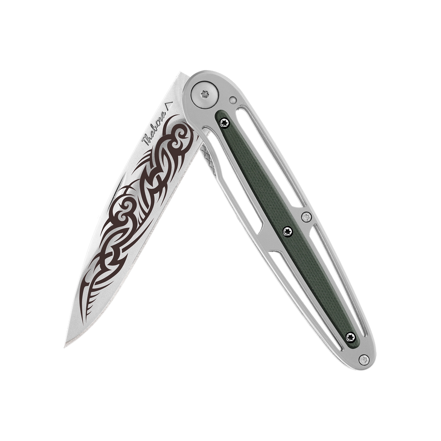 Couteau acier finition brillante plaquette centrale résine g10 kaki motif «tribal gothique»