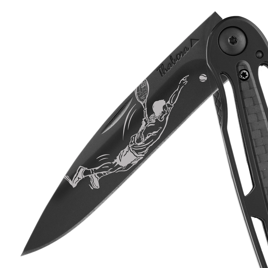 Couteau acier finition titane noir plaquette centrale carbone motif «tennisman»