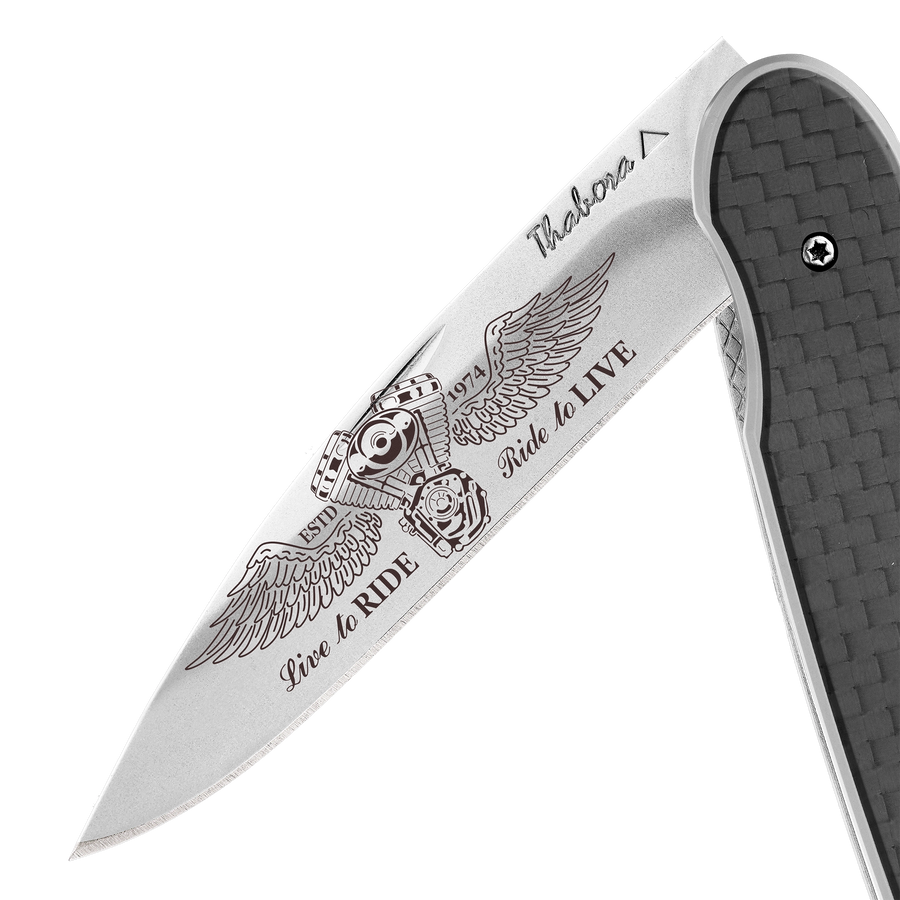 Couteau acier finition brillante plaquette pleine carbone motif «biker ailes»