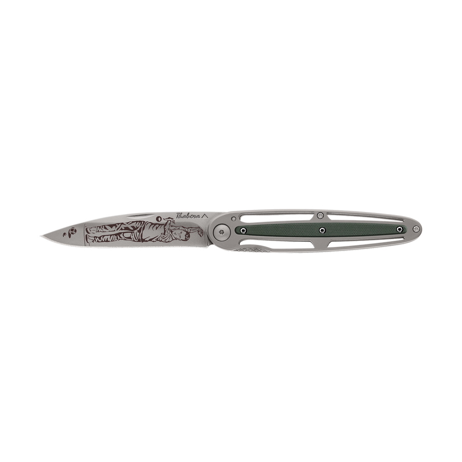Couteau acier finition titane gris plaquette centrale résine g10 kaki motif «pétanque»