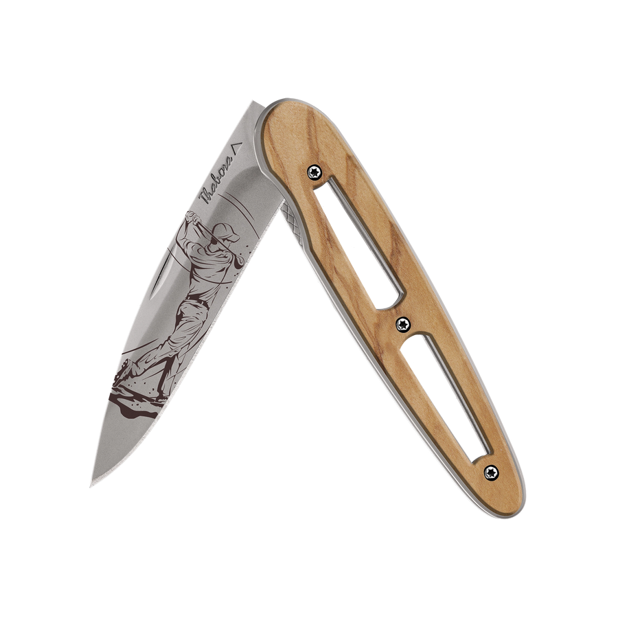 Couteau acier finition titane gris plaquette ajourée bois clair motif «golfeur»