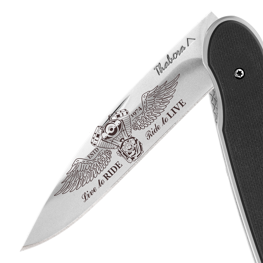 Couteau acier finition brillante plaquette pleine résine g10 noir motif «biker ailes»