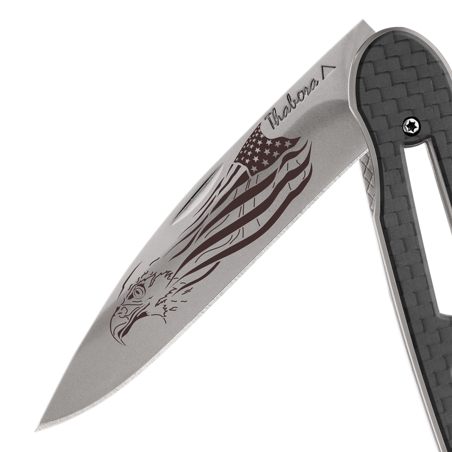 Couteau acier finition titane gris plaquette ajourée carbone motif «aigle américain»