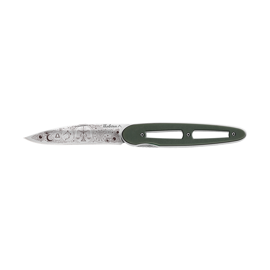 Couteau acier finition brillante plaquette ajourée résine g10 kaki motif «zodiaque balance»