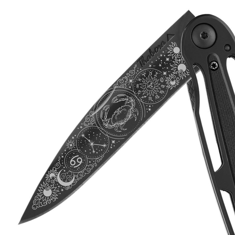 Couteau acier finition titane noir plaquette centrale résine g10 noir motif «zodiaque cancer»