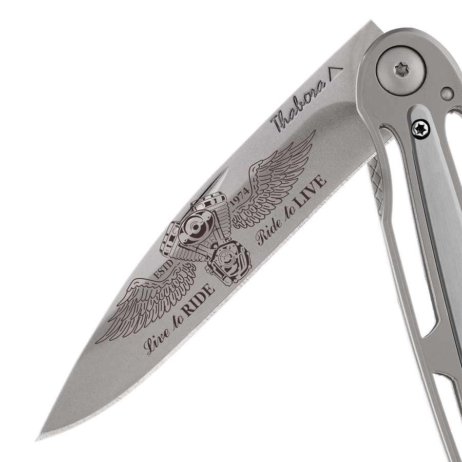 Couteau acier finition titane gris plaquette centrale acier brossé motif «biker ailes»