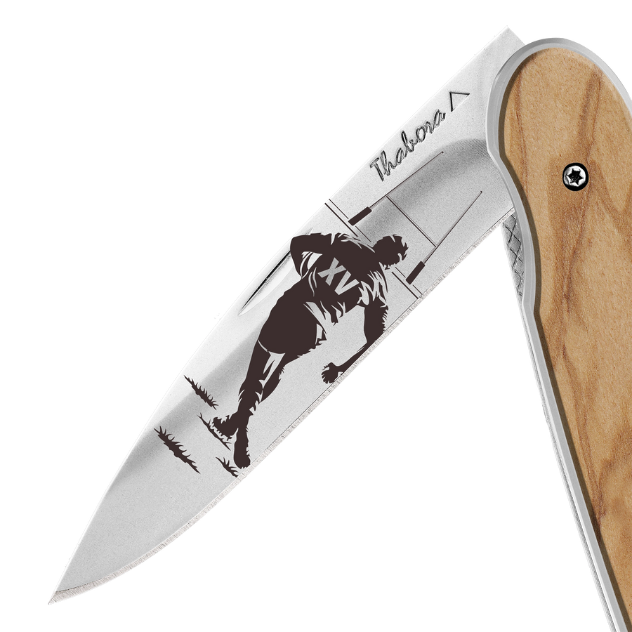 Couteau acier finition brillante plaquette pleine bois clair motif «rugby»
