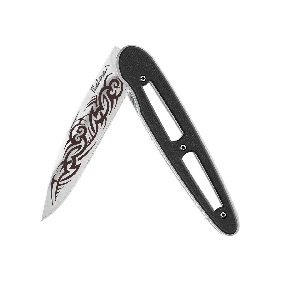 Couteau acier finition brillante plaquette ajourée résine g10 noir motif «tribal gothique»