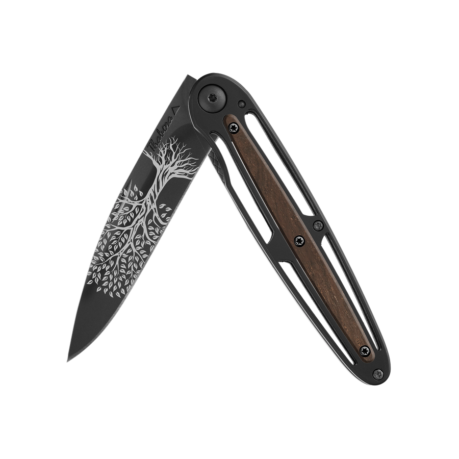 Couteau acier finition titane noir plaquette centrale bois foncé motif «arbre de vie»