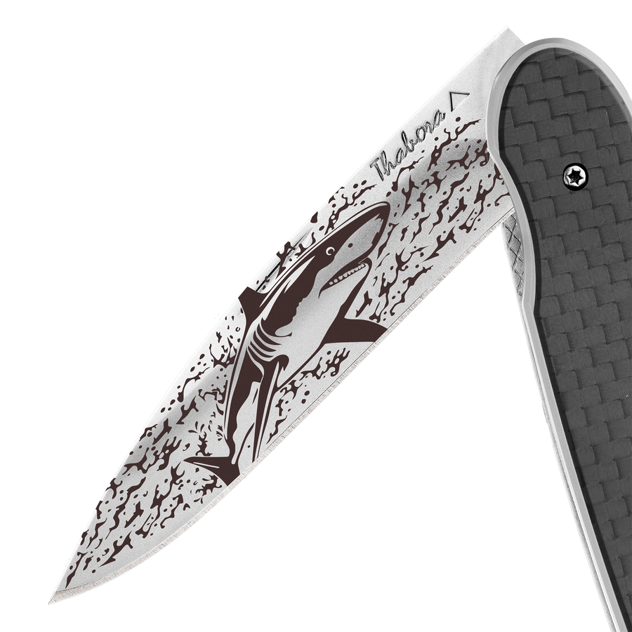 Couteau acier finition brillante plaquette pleine carbone motif «requin»