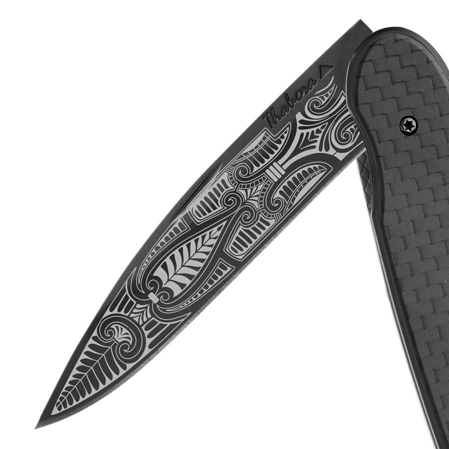 Couteau acier finition titane noir plaquette pleine carbone motif «cachemire»