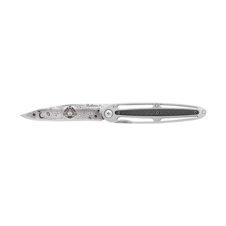 Couteau acier finition brillante plaquette centrale carbone motif «zodiaque vierge»