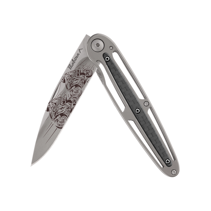 Couteau acier finition titane gris plaquette centrale carbone motif «motos de course»