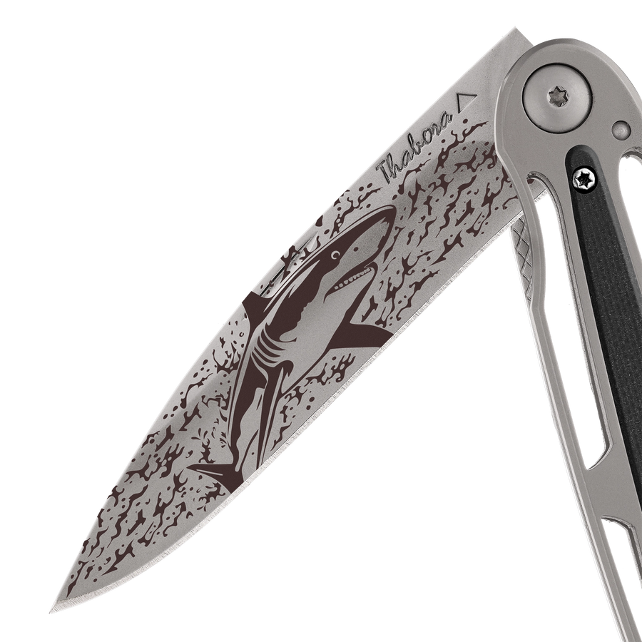 Couteau acier finition titane gris plaquette centrale résine g10 noir motif «requin»