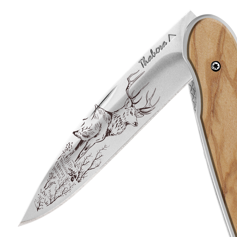 Couteau acier finition brillante plaquette pleine bois clair motif «cerf»