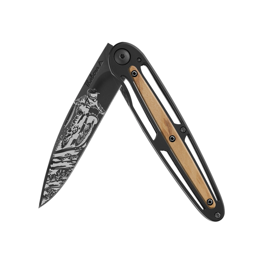Couteau acier finition titane noir plaquette centrale bois clair motif «motocross»