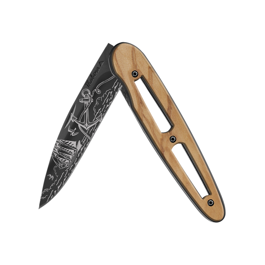 Couteau acier finition titane noir plaquette ajourée bois clair motif «océan»