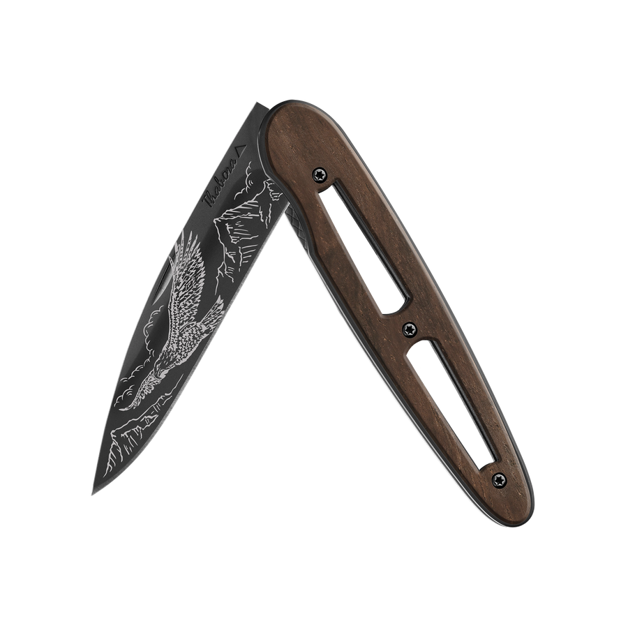 Couteau acier finition titane noir plaquette ajourée bois foncé motif «aigle»