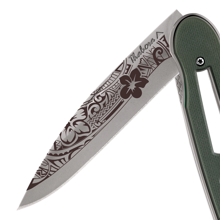 Couteau acier finition titane gris plaquette ajourée résine g10 kaki motif «polynésien»
