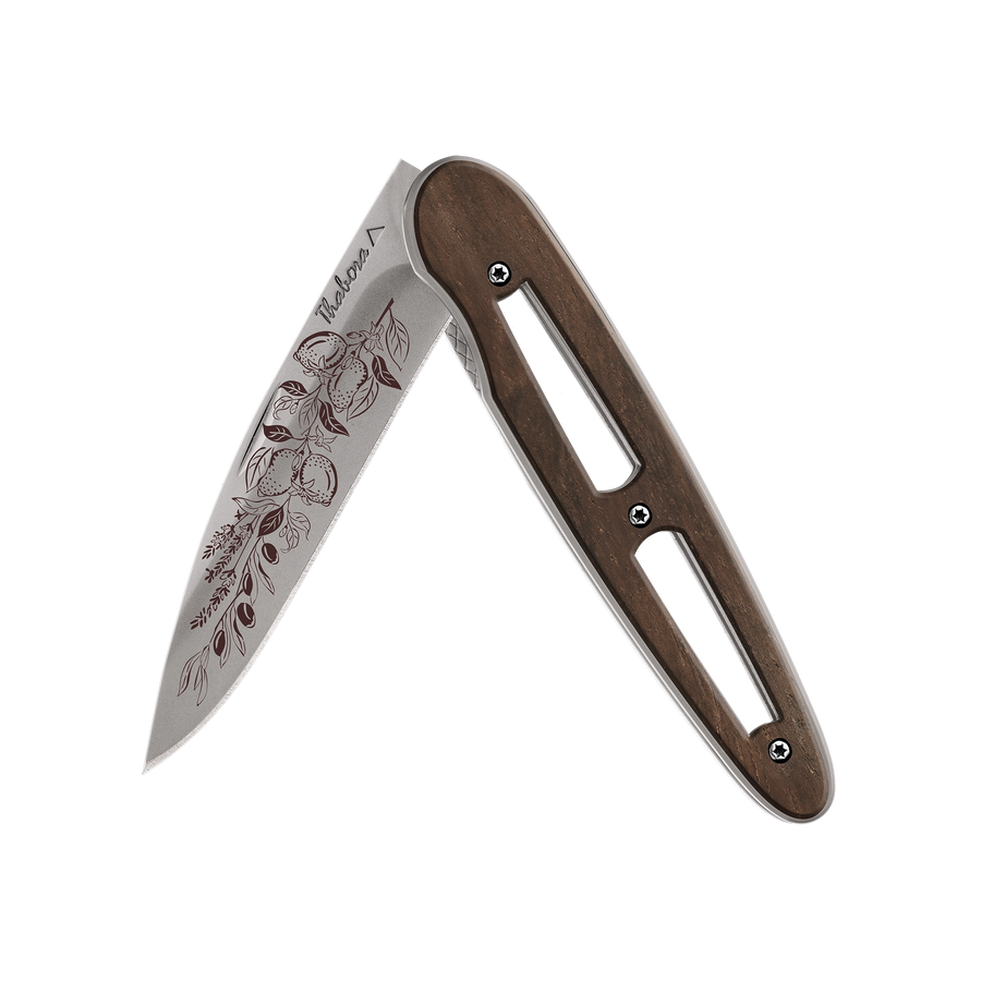 Couteau acier finition titane gris plaquette ajourée bois foncé motif «provencal»