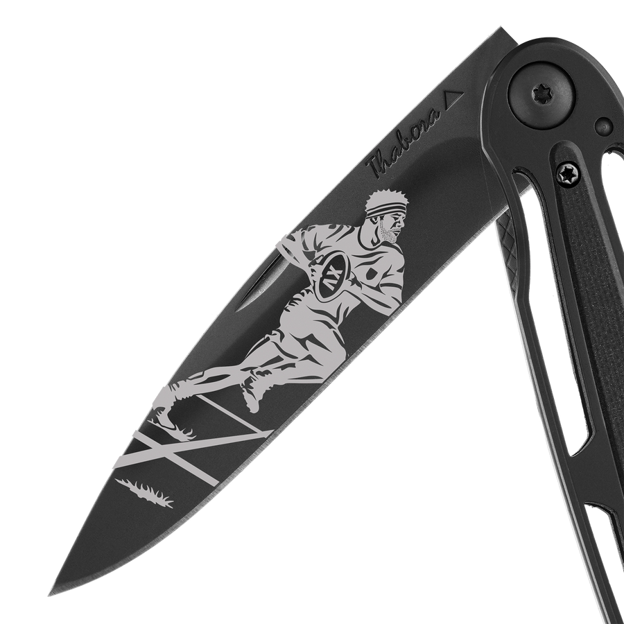Couteau acier finition titane noir plaquette centrale résine g10 noir motif «rugbyman»
