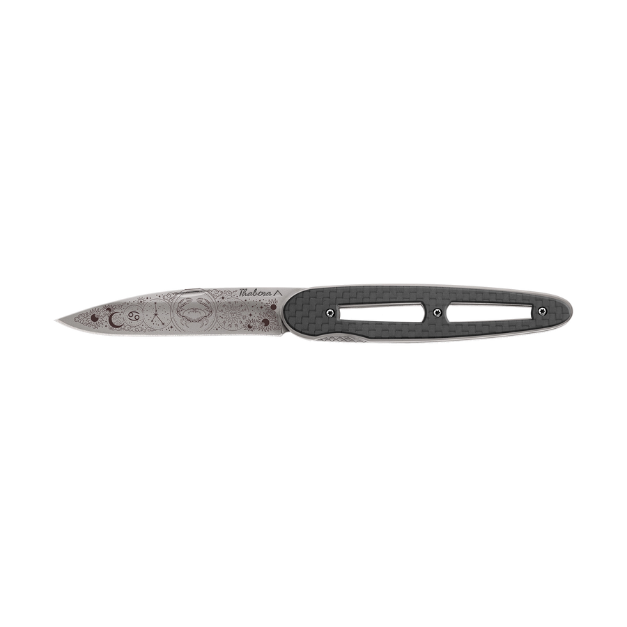 Couteau acier finition titane gris plaquette ajourée carbone motif «zodiaque cancer»