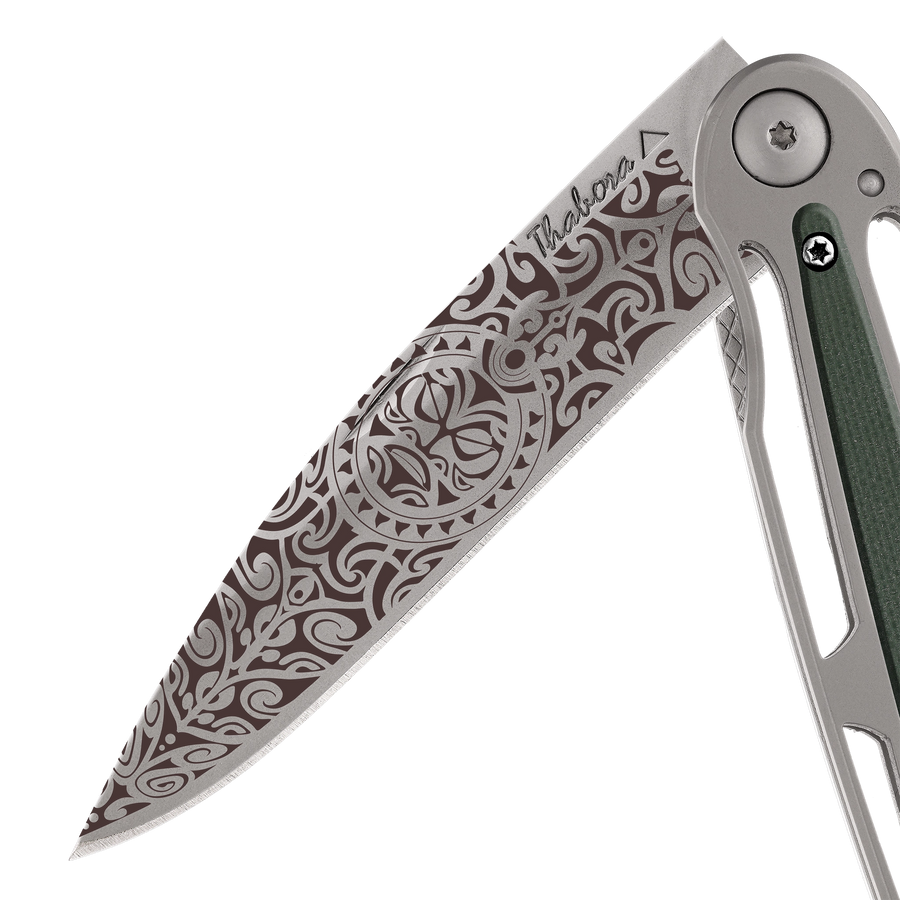 Couteau acier finition titane gris plaquette centrale résine g10 kaki motif «tiki»