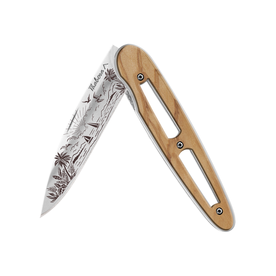 Couteau acier finition brillante plaquette ajourée bois clair motif «plage paradisiaque»