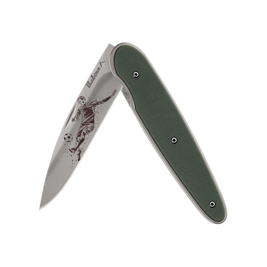 Couteau acier finition titane gris plaquette pleine résine g10 kaki motif «footballeur»
