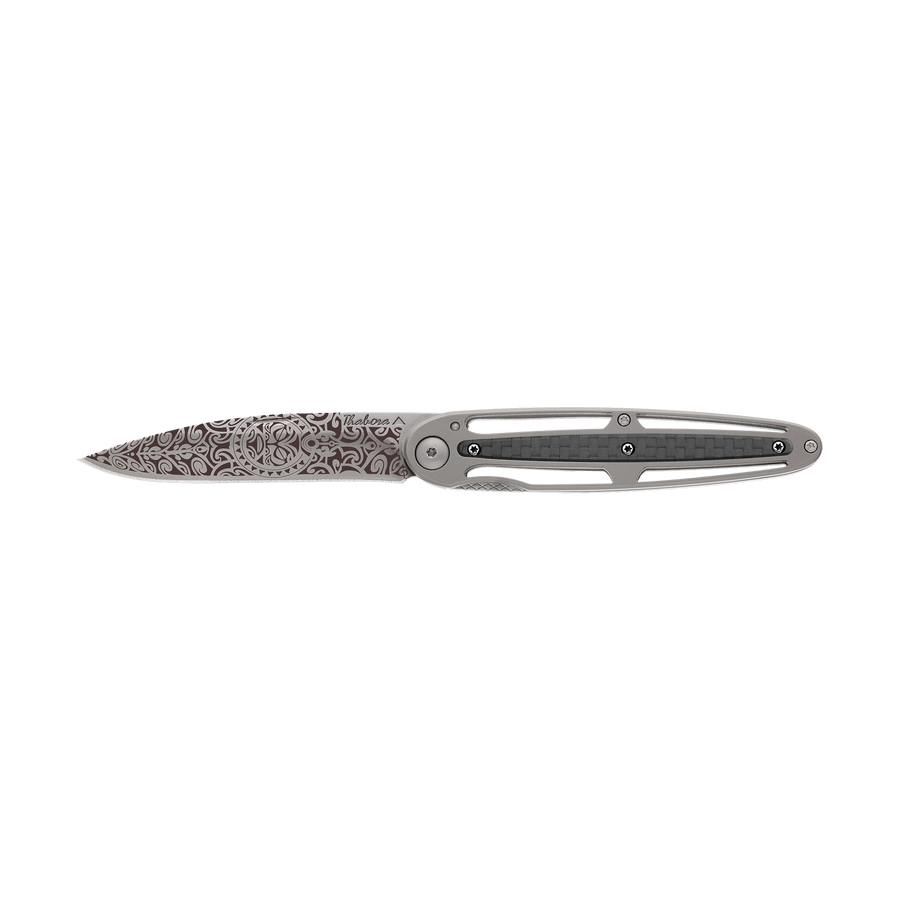 Couteau acier finition titane gris plaquette centrale carbone motif «tiki»