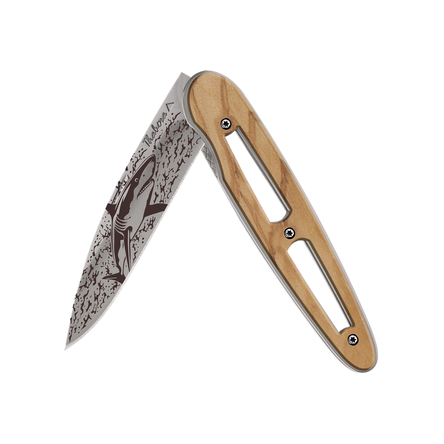 Couteau acier finition titane gris plaquette ajourée bois clair motif «requin»