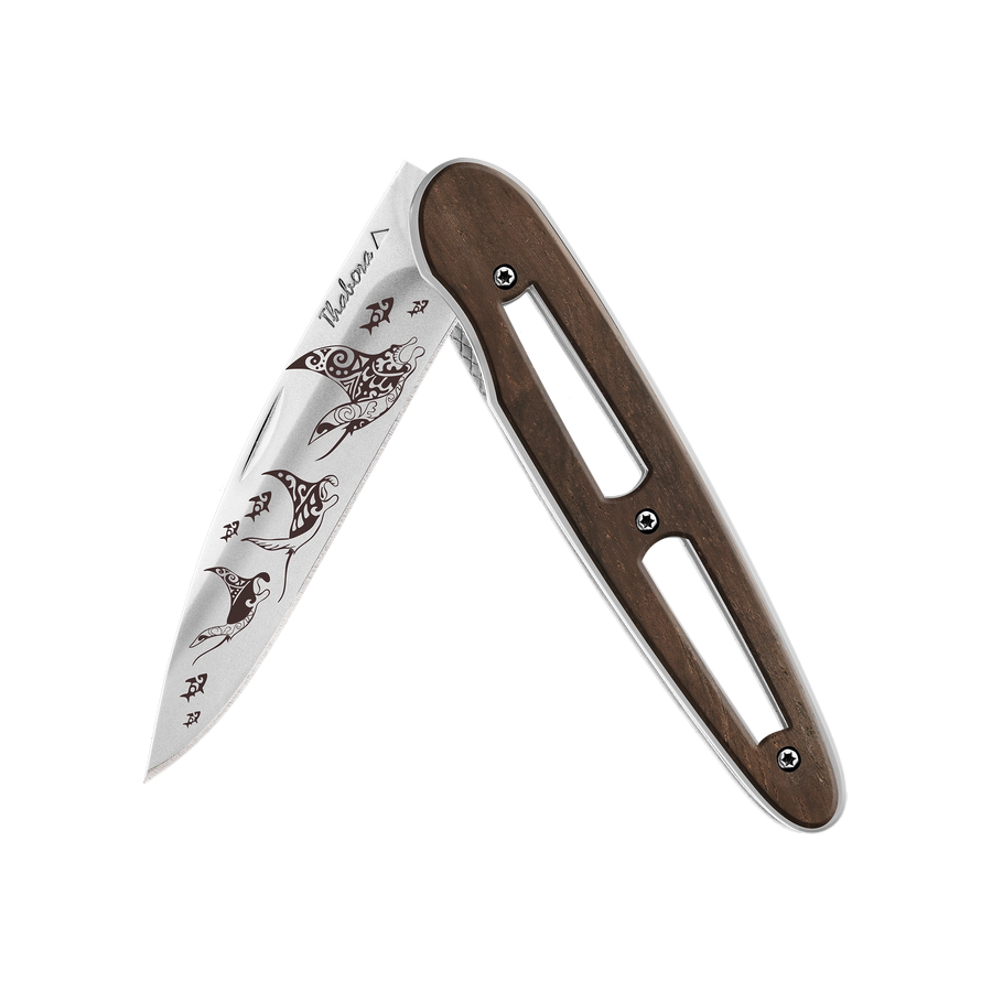Couteau acier finition brillante plaquette ajourée bois foncé motif «raie manta»