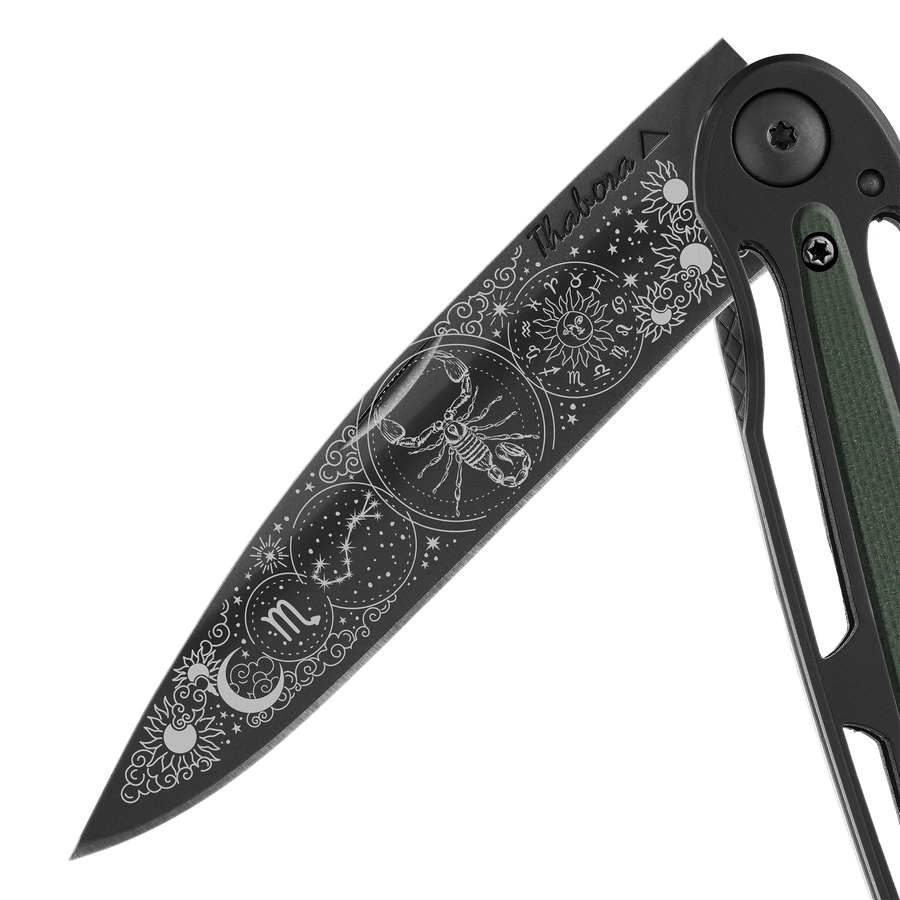 Couteau acier finition titane noir plaquette centrale résine g10 kaki motif «zodiaque scorpion»