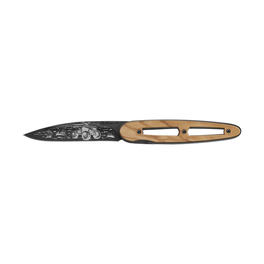 Couteau acier finition titane noir plaquette ajourée bois clair motif «quad»
